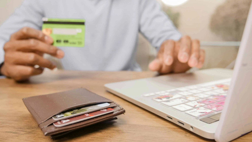 Cuotas Anuales de Tarjetas de Crédito, Tarjeta de Crédito vs Tarjeta de Débito